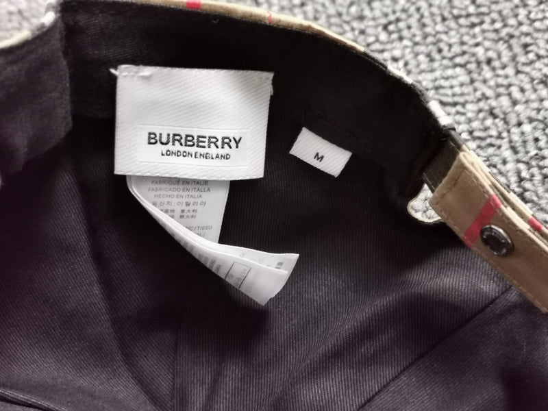 Boné Burberry Logo